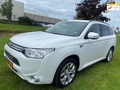 Mitsubishi Outlander - 2014 * 2.0 PHEV Instyle+ * LMV * AUTOMAAT * NAVI * AIRCO
