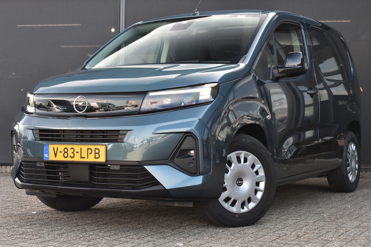 Opel Combo Electric - 136 L1 50kWh 3 Fase | Betimmering | Navigatie | LED-Matrix | Adaptive Cruise | Achteruitri - AutoWereld.nl