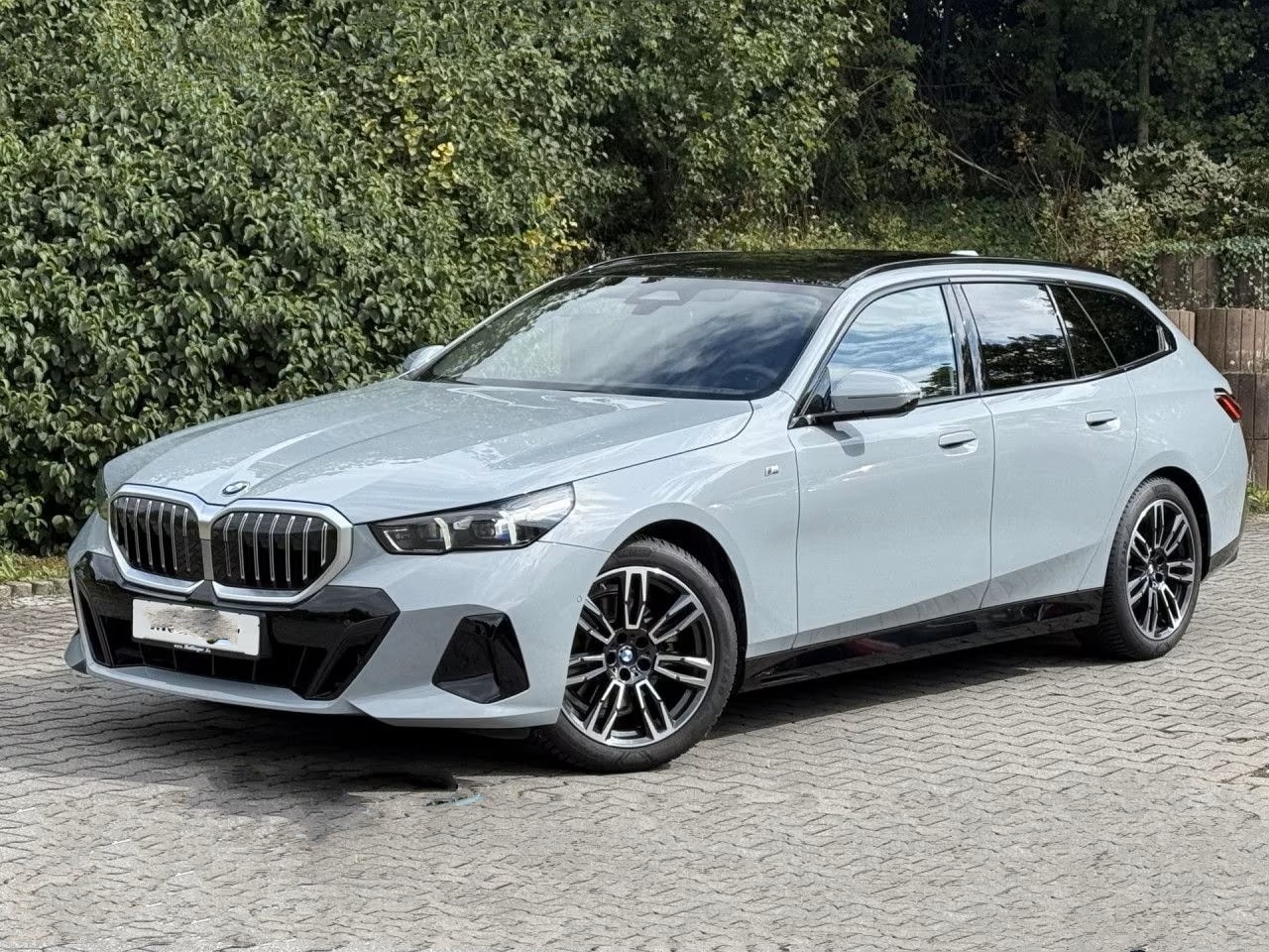 BMW 5-serie Touring - 520iA M-SPORT ** ADAPT. LED, LEDER, PANORAMA, TREKH, H&K SOUND, DR. ASS+ ** 1e EIG - UNFAL - AutoWereld.nl