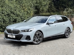 BMW 5-serie Touring - 520iA M-SPORT * ADAPT. LED, LEDER, PANORAMA, TREKH, H&K SOUND, DR. ASS+ * 1e EIG - UNFALLF
