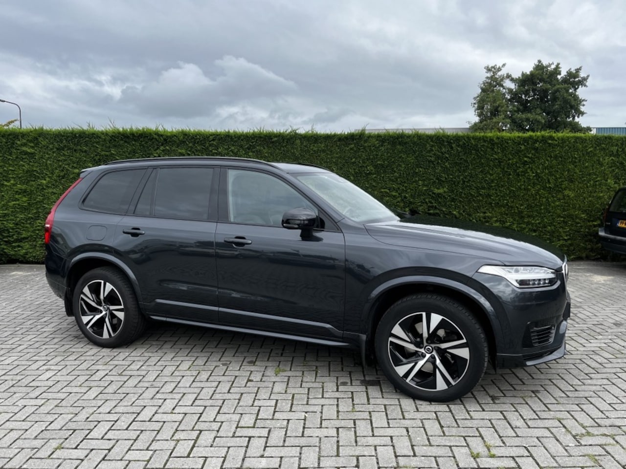Volvo XC90 - T8 Twin Engine AWD R-design 7-pers I Trekhaak I HUD I All-in prijs! - AutoWereld.nl