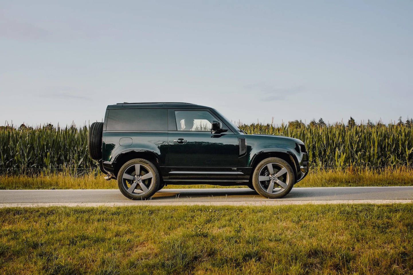 Land Rover Defender 90 - 5.0 P525 V8 in British Racing Green! - AutoWereld.nl