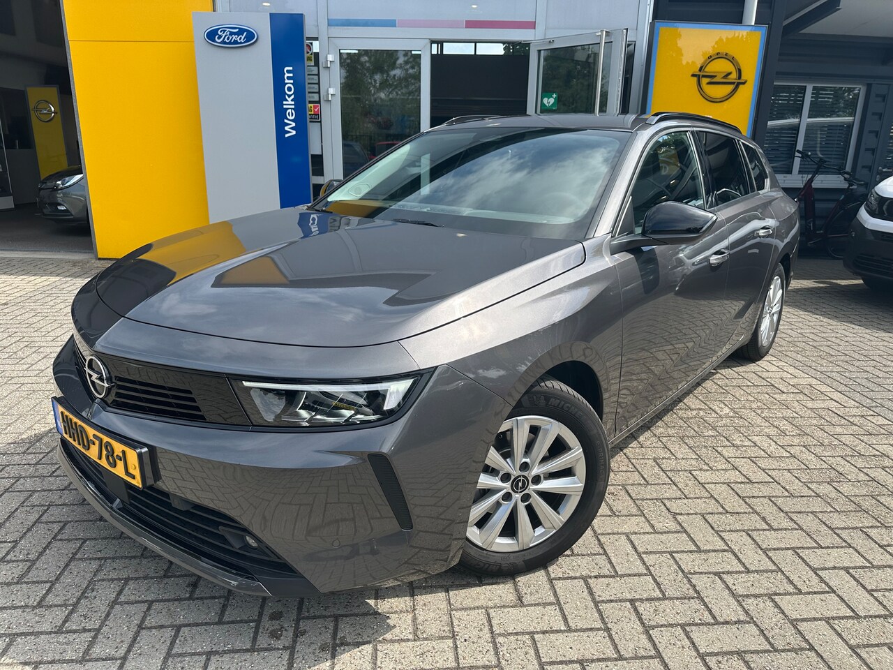 Opel Astra Sports Tourer - 1.2 110PK Turbo Business Edition | AGR-STOEL| STOEL- EN STUURVERWARMING| NAVIGATIE| CAMERA - AutoWereld.nl