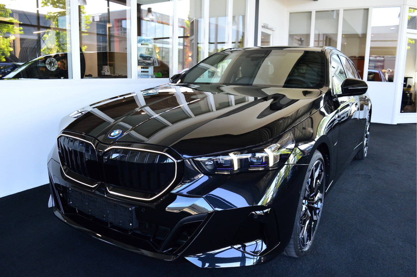 BMW 5-serie Touring - 550e xDrive Hybride M-Sportedition | G61 Vol !! - AutoWereld.nl
