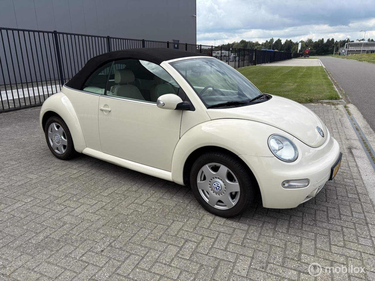 Volkswagen New Beetle Cabriolet - 2.0 - AutoWereld.nl