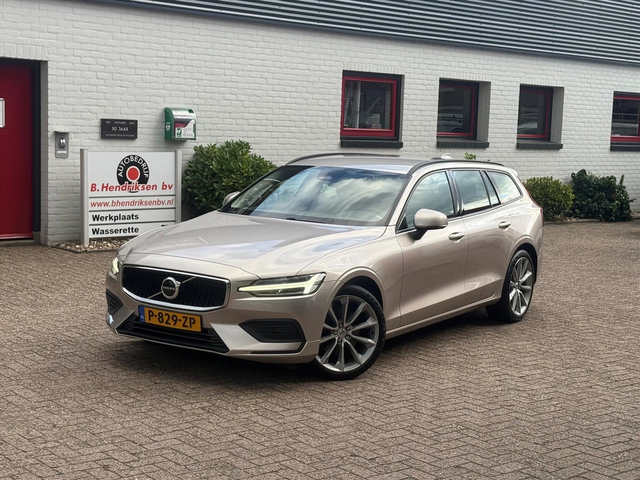 Volvo V60 - B3 163pk Mild Hybrid Aut Essential/ Navigatie/ 19 Inch velgen/ Apple Carplay/ DAB/ Camera - AutoWereld.nl