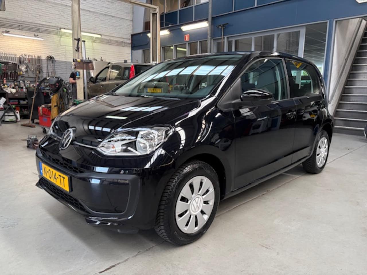 Volkswagen Up! - 1.0 65PK Up! | Airco | Bluetooth | Telefoon steun | All season banden | NAP | Rijklaar pri - AutoWereld.nl