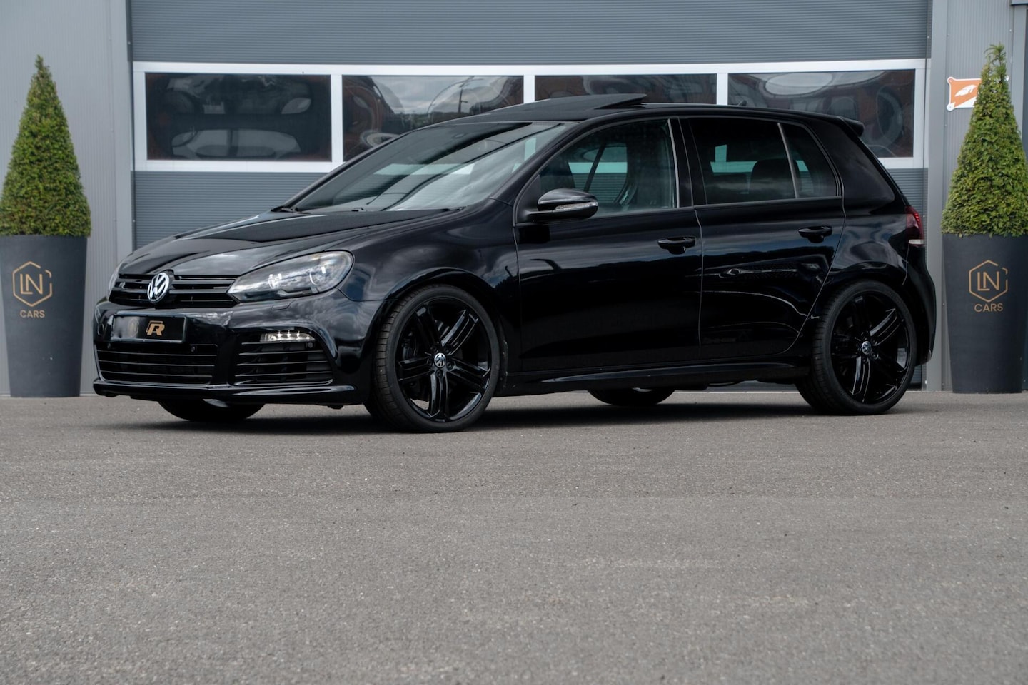 Volkswagen Golf - 2.0 R 4-Motion | Leder | Dak | Black - AutoWereld.nl