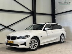 BMW 3-serie Touring - 320e Business Aut. | panorama | navi | trekhaak | CarPlay |