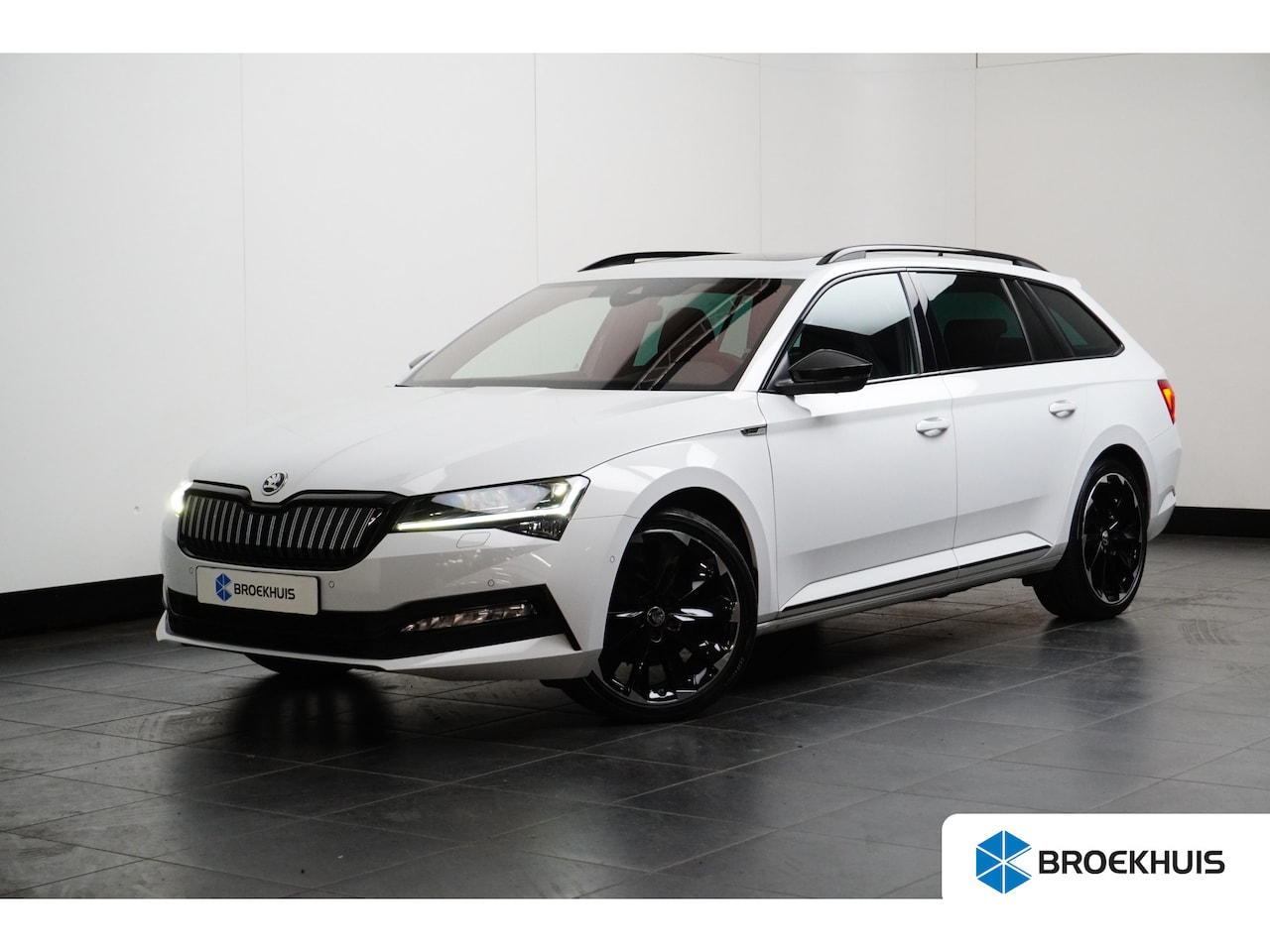 Skoda Superb Combi - 1.4 TSI 218PK DSG-6 iV Sportline Business | TREKHAAK | PANORAMADAK | NAVIGATIE | 19 INCH | - AutoWereld.nl