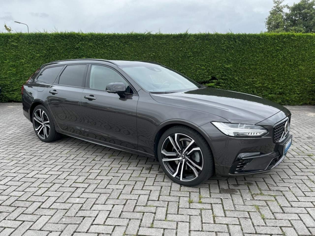 Volvo V90 - 2.0 T6 Recharge AWD R-Design Pano I HUD I BenW I All-in prijs! - AutoWereld.nl