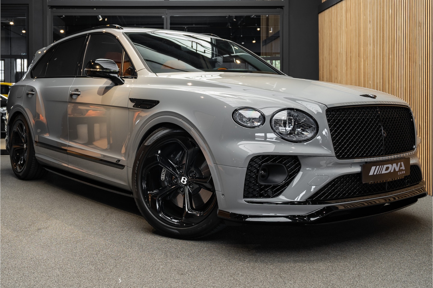 Bentley Bentayga - V8 S Naim Hermes Orange Interieur 4.0 V8 S Carbon Massage - AutoWereld.nl