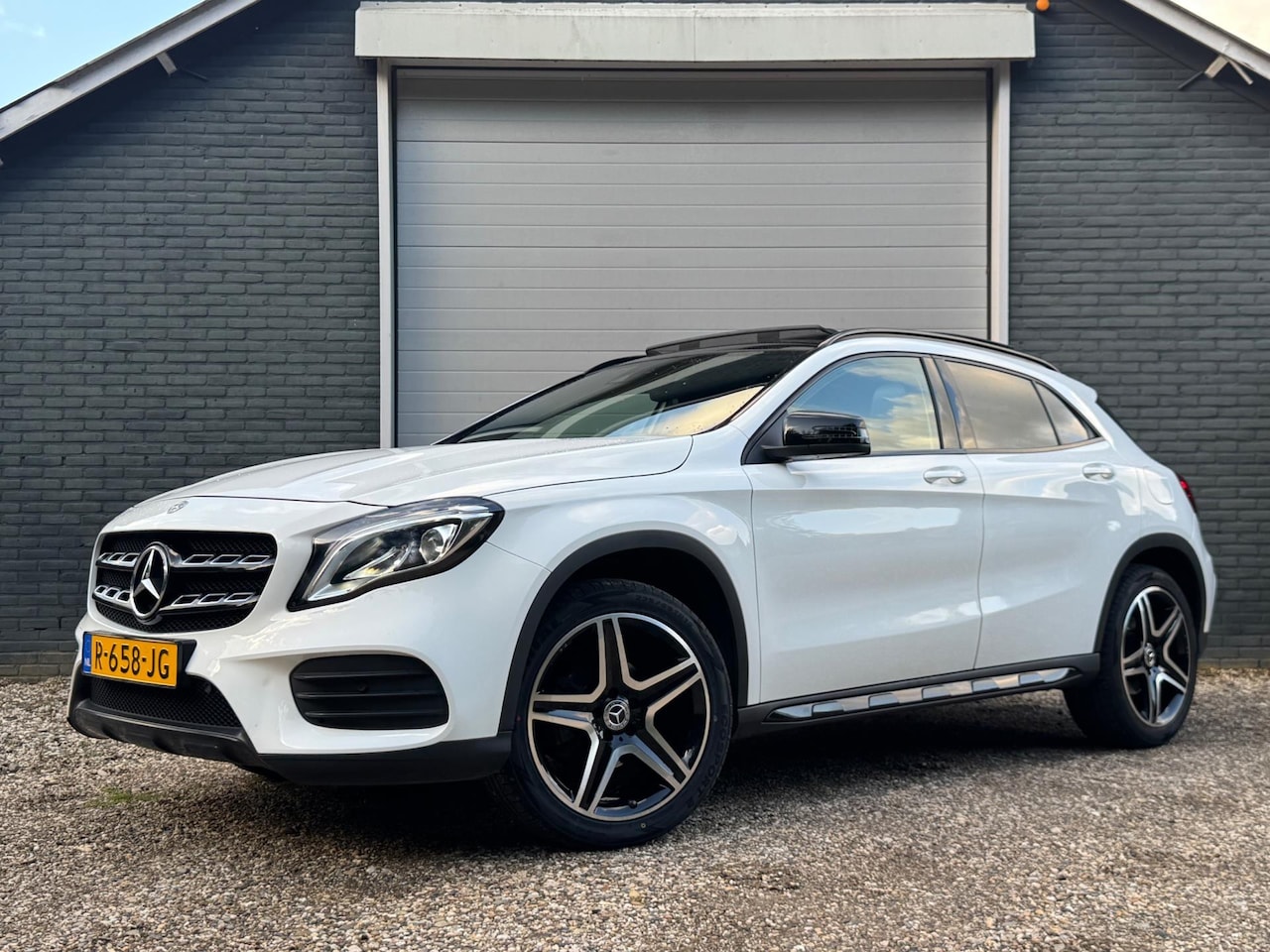 Mercedes-Benz GLA-Klasse - 200 AMG-line Panoramadak - AutoWereld.nl