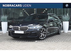 BMW 5-serie Touring - 520i High Executive M Sport Automaat / Panoramadak / Achteruitrijcamera / Adaptieve LED /