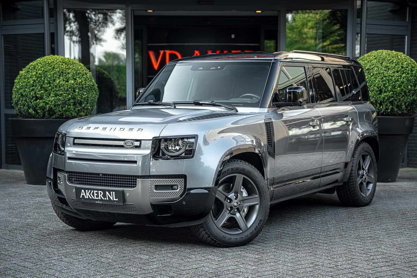 Land Rover Defender 110 - LANDROVER P400e X-Dynamic SE Stoelkoeling | Panoramadak | Head-up | 360° Camera - AutoWereld.nl