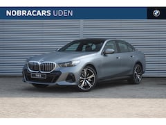 BMW 5-serie - 530e M Sport Automaat / Panoramadak / Achteruitrijcamera / Adaptieve LED / Stoelventilatie