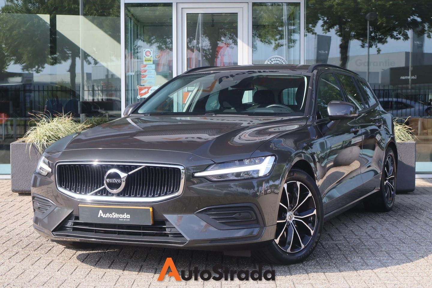 Volvo V60 - B3 Momentum Advantage 163pk | Camera | Navigatie | Climate | Cruise | Carplay | DAB | Trek - AutoWereld.nl