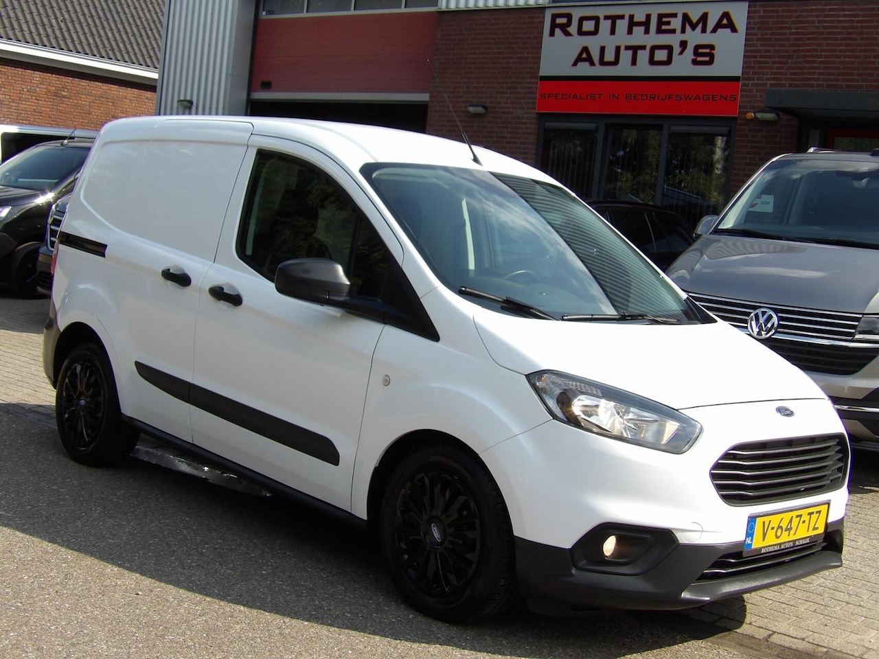 Ford Transit Courier - 1.0 BENZINE ECOBOOST 100PK 2019 11468km!! AIRCO NAVIGATIE 1e EIGENAAR NIEUWSTAAT - AutoWereld.nl