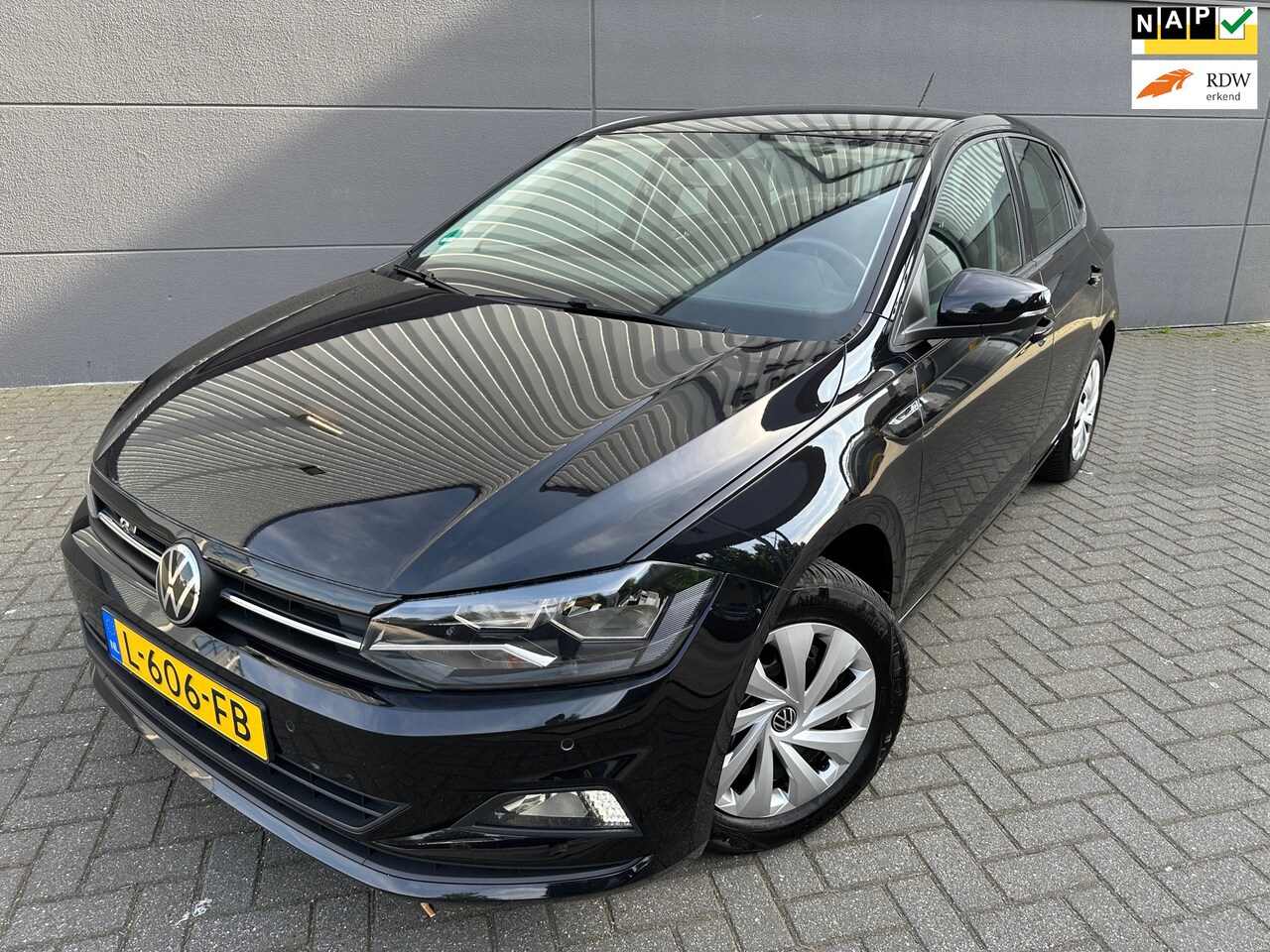 Volkswagen Polo - 1.0 TSI R-LINE Business*CRUISE*APK*NAP*NAVI*CARPLY*PARK SENSOREN - AutoWereld.nl