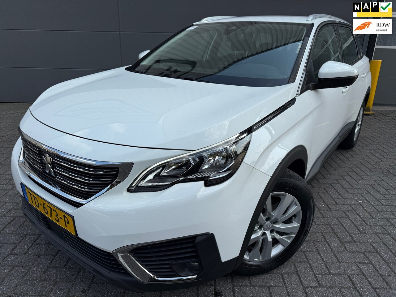 Peugeot 5008 - 1.2 PureTech Blue Lease Executive*NAVI*APK*NAP*Climat-Airco*Cruise*Park-sensoren*Bluetooth - AutoWereld.nl