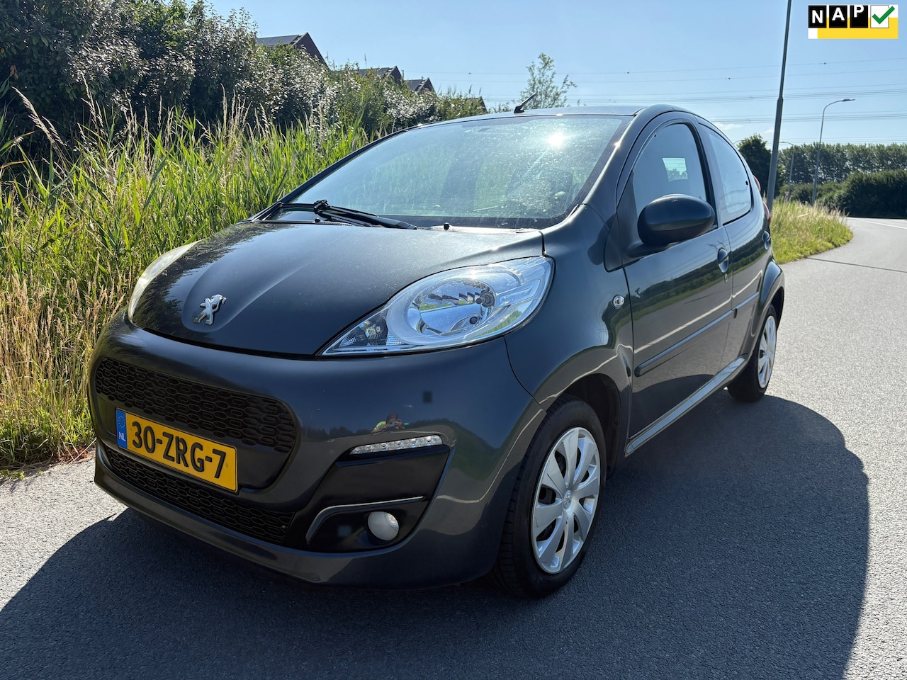 Peugeot 107 - 1.0 Active de auto is 5 deurs beschikt over airco en is goed onderhouden - AutoWereld.nl