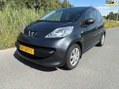 Peugeot 107 - 1.0-12V XS is goed onderhouden en beschikt over airco