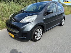 Peugeot 107 - 1.0-12V XS is goed onderhouden en beschikt over airco