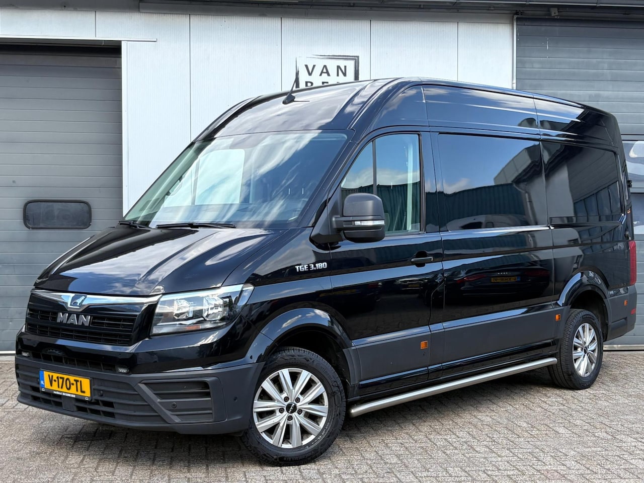 MAN TGE - 3.180 2.0TDI 177pk Autom. Navi Camera Leder Apple Carplay - AutoWereld.nl