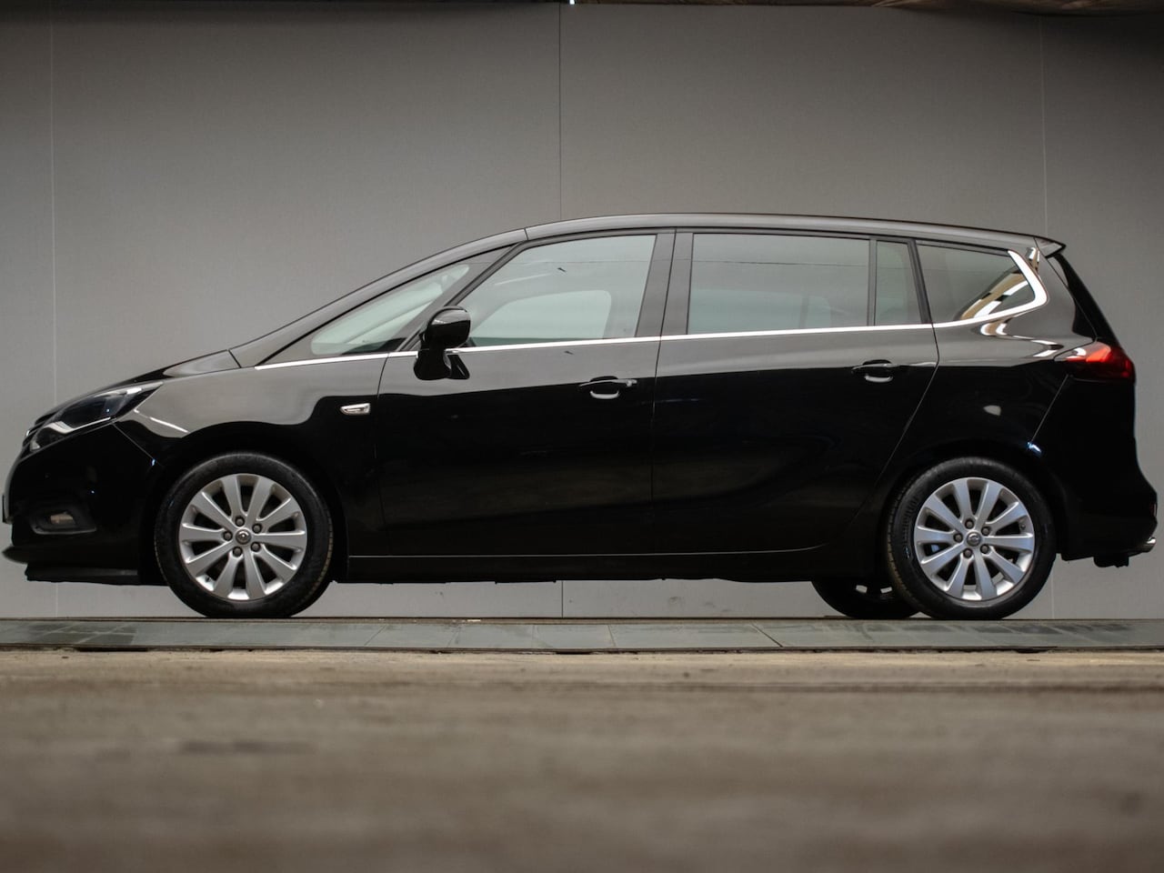 Opel Zafira Tourer - 1.6 Business+ 7p. Sport (NAVI,PANORAMADAK,LEDER,STOELVERWARMING,SPORTSTOELEN,CAMERA,LED,XE - AutoWereld.nl