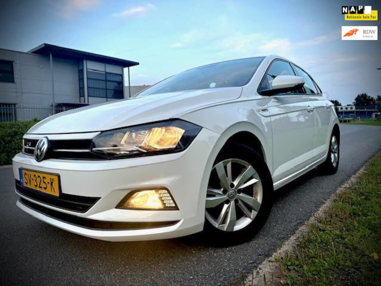Volkswagen Polo - 1.0 TSI Comfortline 1.0 TSI Comfortline, 5DRS, GROOT NAVI, ADAPTIVE CRUISE, NAP, DEALERONDERHOUDEN - AutoWereld.nl
