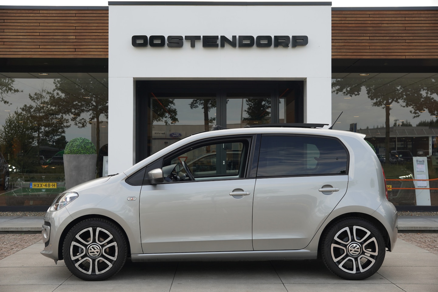 Volkswagen Up! - 1.0/60pk High Up|2016|Navi|Panoramadak|Fender|Cruise|PDC|16"LMV - AutoWereld.nl