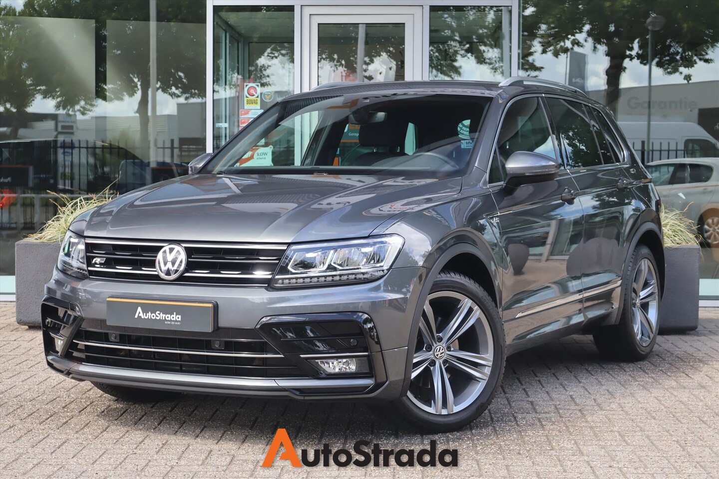 Volkswagen Tiguan - 1.5 R-Line TSI 130pk | Virtual | Navigatie | Carplay | LED | Climate | Adaptive | Stoelver - AutoWereld.nl