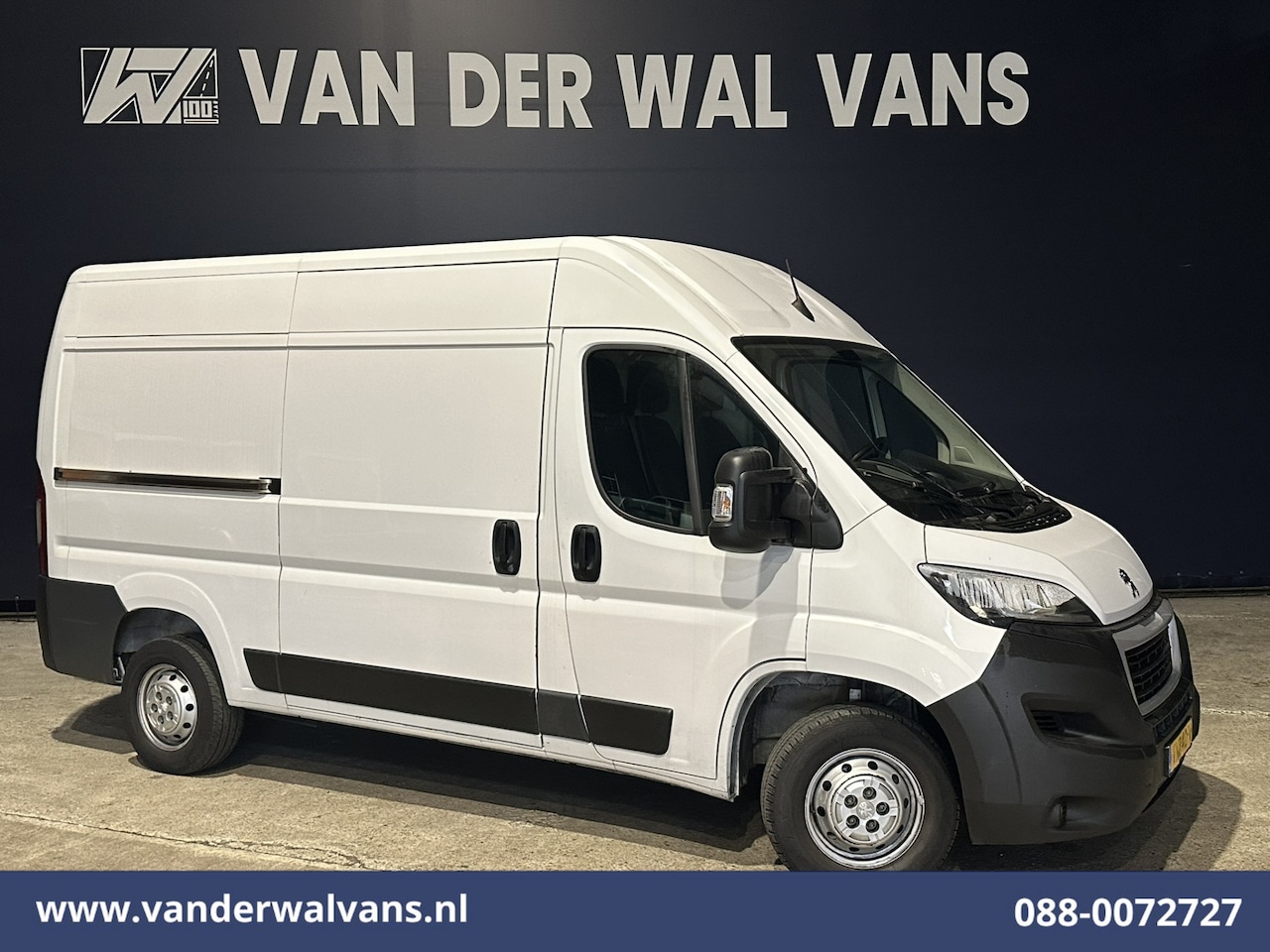 Peugeot Boxer - 2.2 BlueHDi 120pk L2H2 Euro6 Airco | 2500kg Trekhaak | Cruisecontrol | Parkeersensoren Bij - AutoWereld.nl