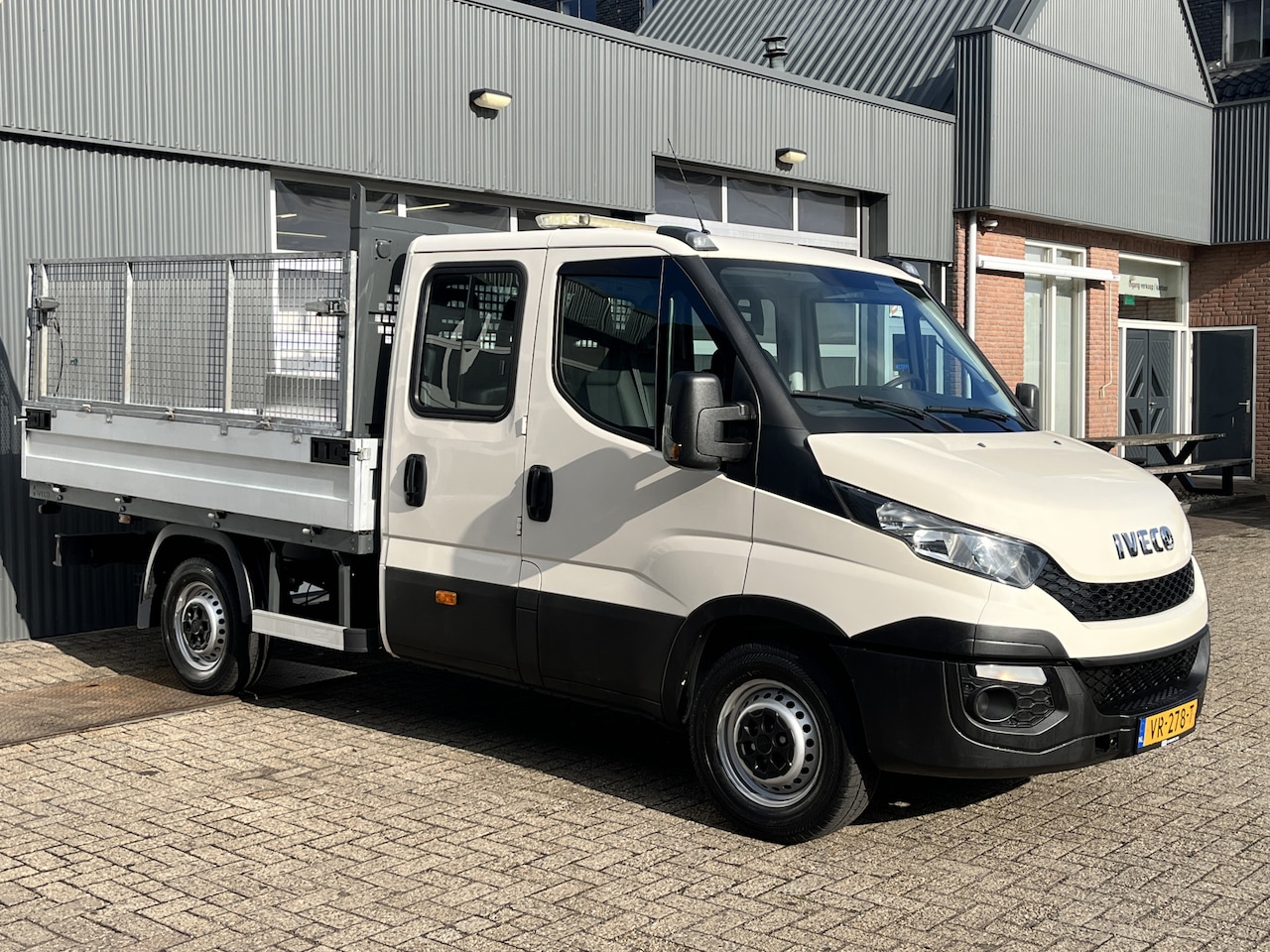 Iveco Daily - 35S11D 2.3 345 Airco Trekhaak 3500kg trekgewicht 6-Persoons Open laadbak Pick-up P-up Bakw - AutoWereld.nl