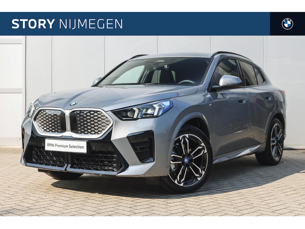 BMW iX2 - eDrive20 M Sport / Trekhaak / Sportstoelen / Achteruitrijcamera / M Adaptief onderstel / C - AutoWereld.nl
