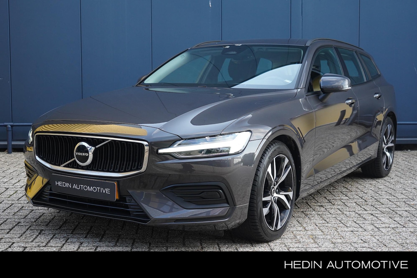 Volvo V60 - 2.0 B3 Essential Edition | Pilot assist | Stoel- & sturrwielverwarming | Trekhaak - AutoWereld.nl