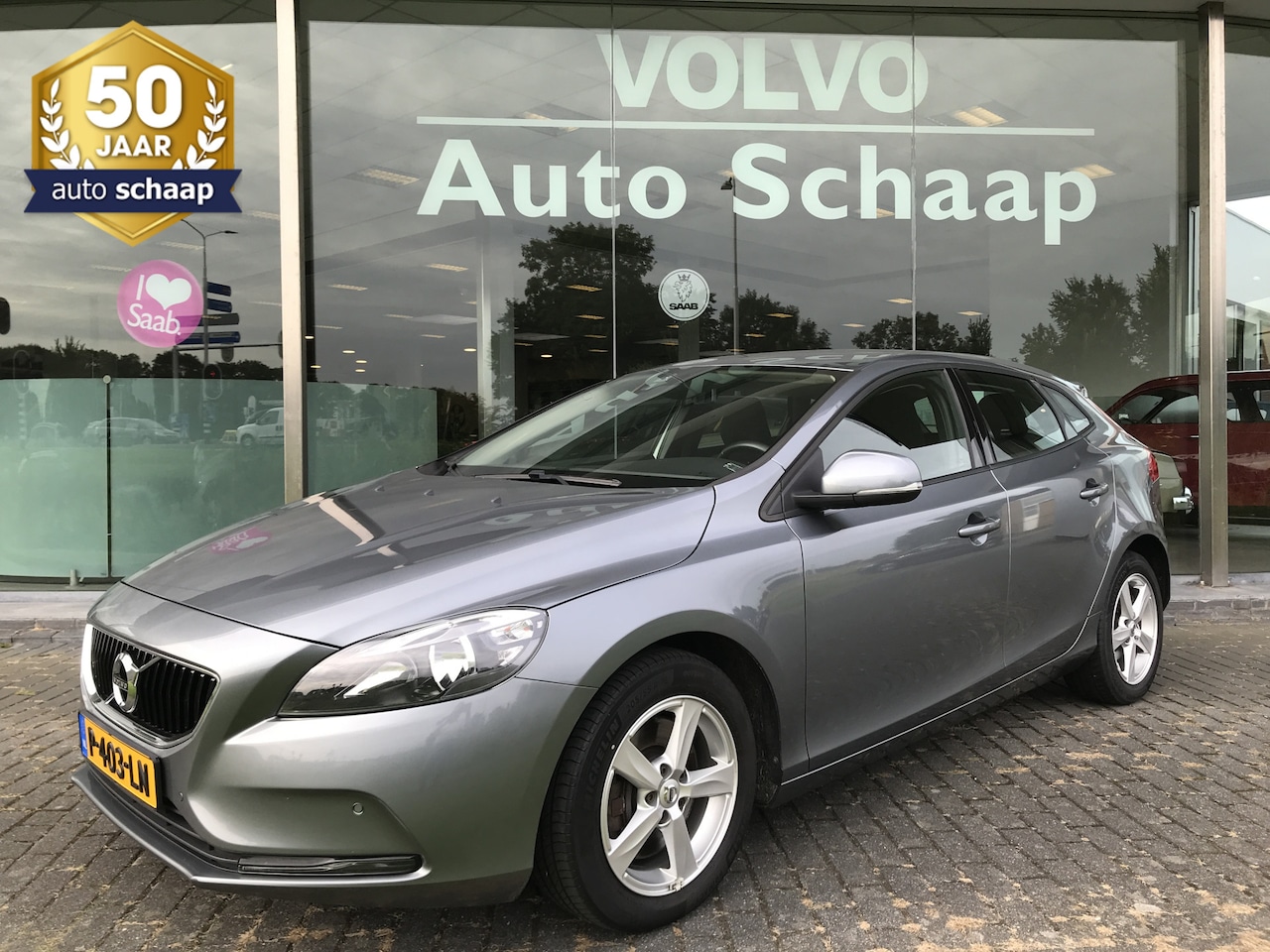 Volvo V40 - 1.5 T3 Momentum Automaat | Rijklaar incl 12 mnd Bovag | Trekhaak Stoelverwarming PDC voor - AutoWereld.nl