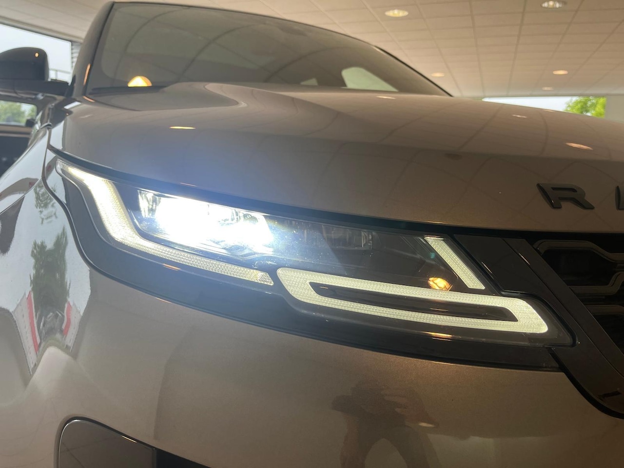 Land Rover Range Rover Evoque - 2.0 P250 AWD R-Dynamic SE | Pano | Trekhaak | Vol leer | 2e set wielen |