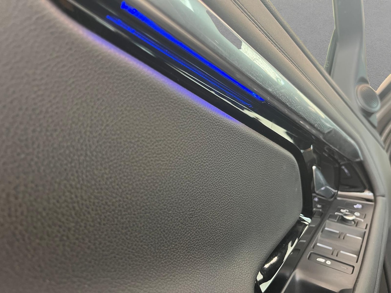 Land Rover Range Rover Evoque - 2.0 P250 AWD R-Dynamic SE | Pano | Trekhaak | Vol leer | 2e set wielen |