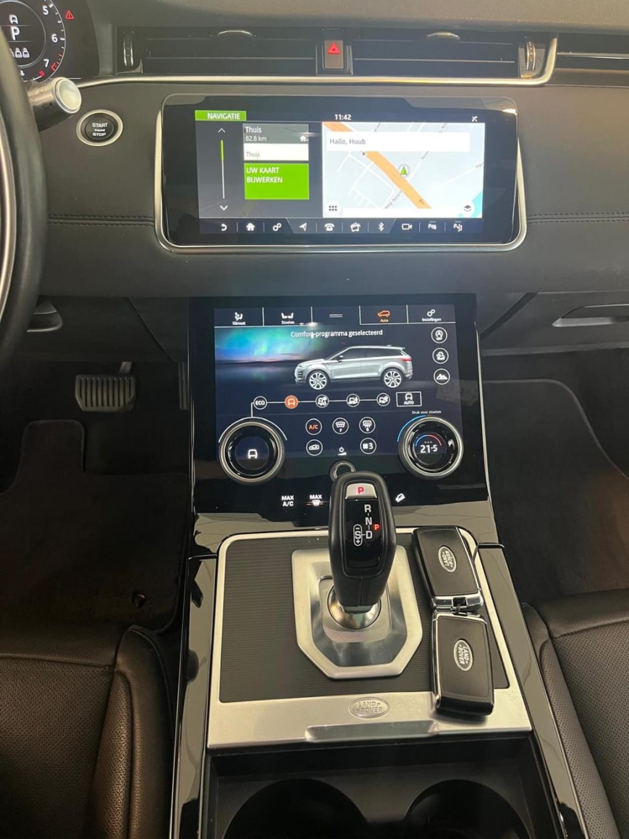 Land Rover Range Rover Evoque - 2.0 P250 AWD R-Dynamic SE | Pano | Trekhaak | Vol leer | 2e set wielen |