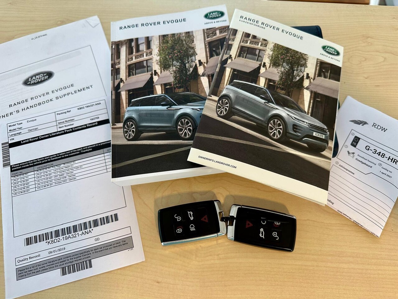 Land Rover Range Rover Evoque - 2.0 P250 AWD R-Dynamic SE | Pano | Trekhaak | Vol leer | 2e set wielen |