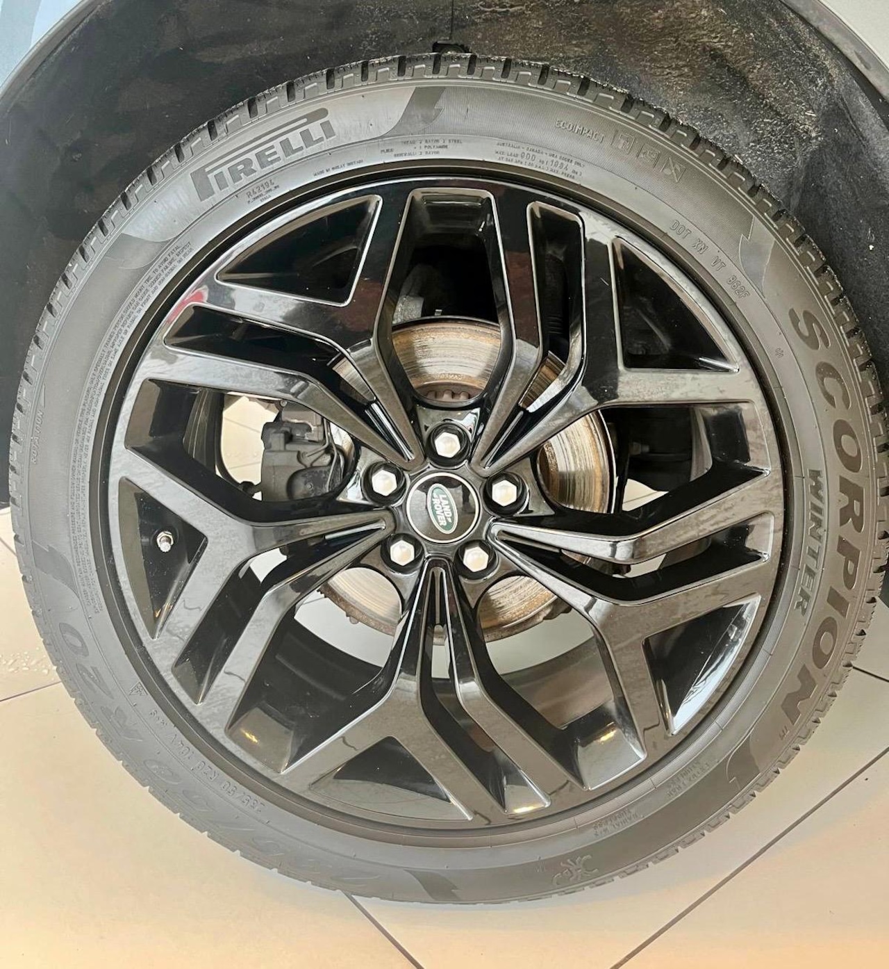 Land Rover Range Rover Evoque - 2.0 P250 AWD R-Dynamic SE | Pano | Trekhaak | Vol leer | 2e set wielen |