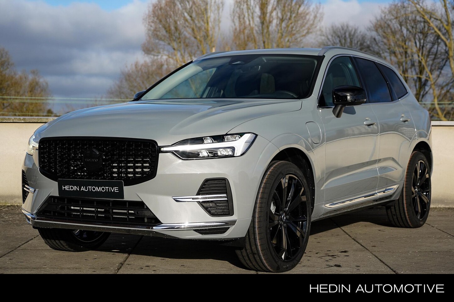 Volvo XC60 - 2.0 T6 Plug-in hybrid AWD Essential Edition Bright HEICO Pakket | 21'' Black Edition velge - AutoWereld.nl