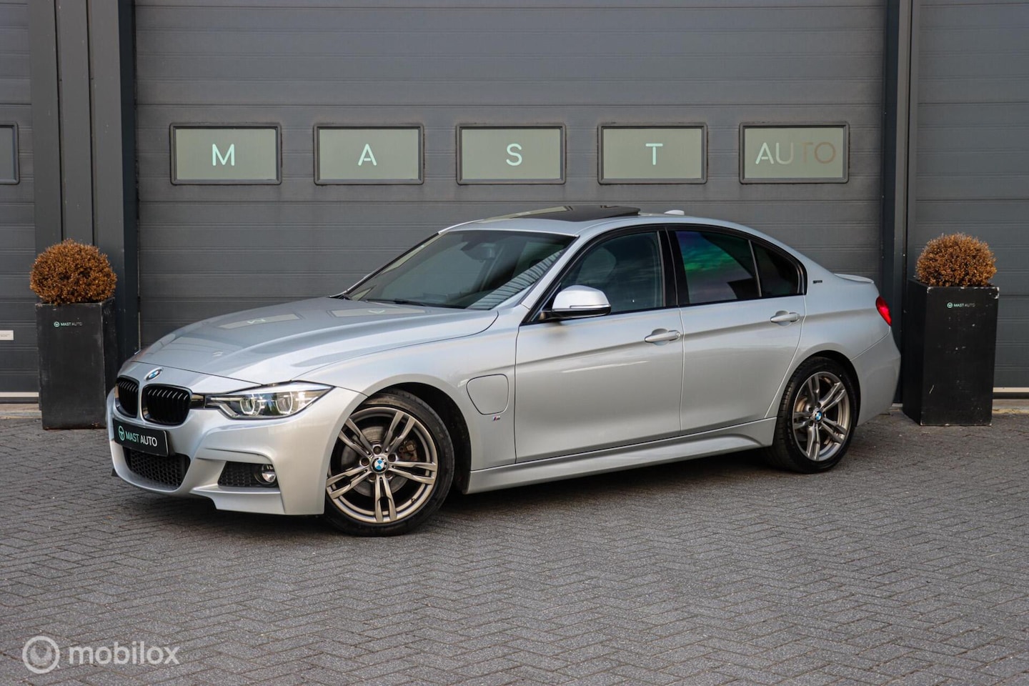 BMW 3-serie - 330e High Executive M-sport | Pano | Leder | Carplay | LED - AutoWereld.nl