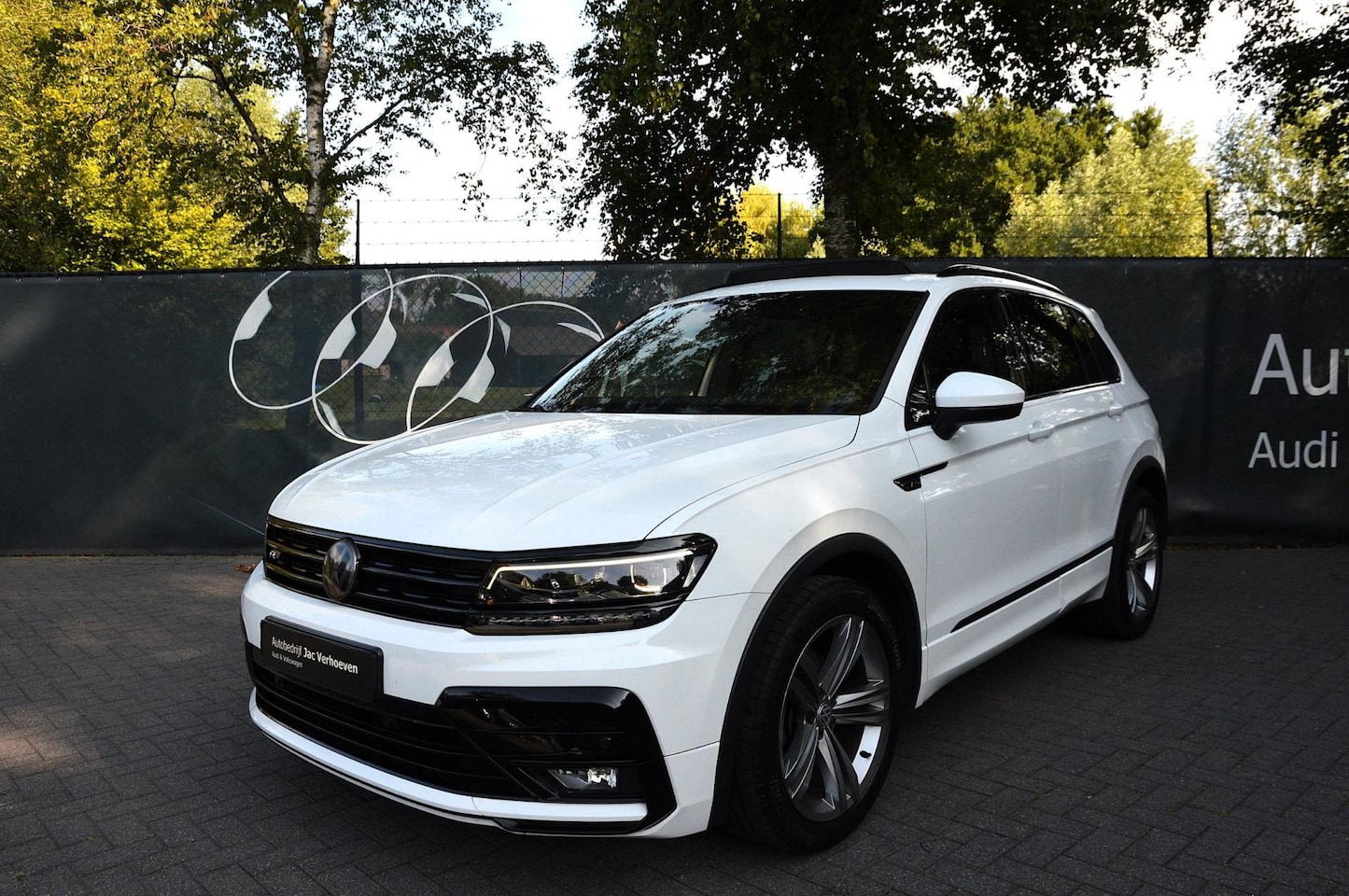 Volkswagen Tiguan - 1.4 TSI 150pk|R-Line|Black Style|Panoramadak|Leder|Massage|Automaat| - AutoWereld.nl