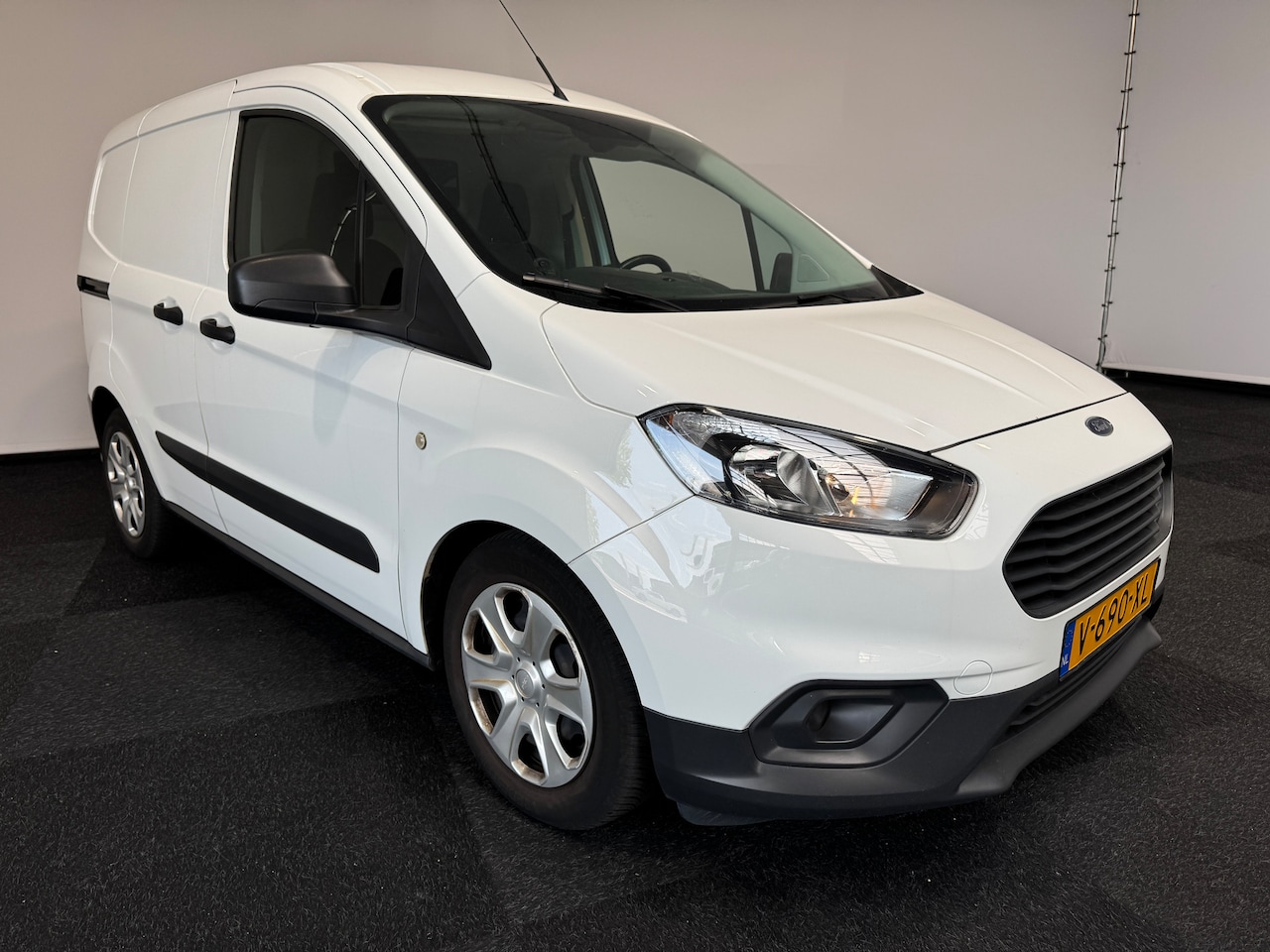 Ford Transit Courier - 1.5 TDCI 75pk Naviagatie Airco Euro 6 - AutoWereld.nl