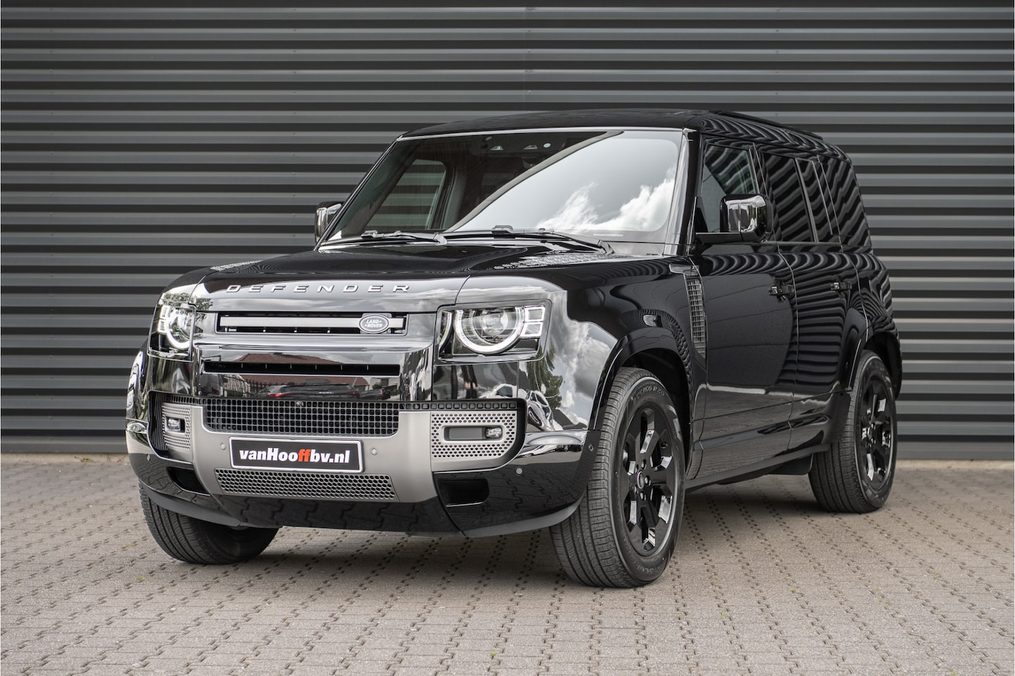 Land Rover Defender 110 - P300e 110 X-Dynamic SE -Pano-Cold Climate-20'' Black - AutoWereld.nl