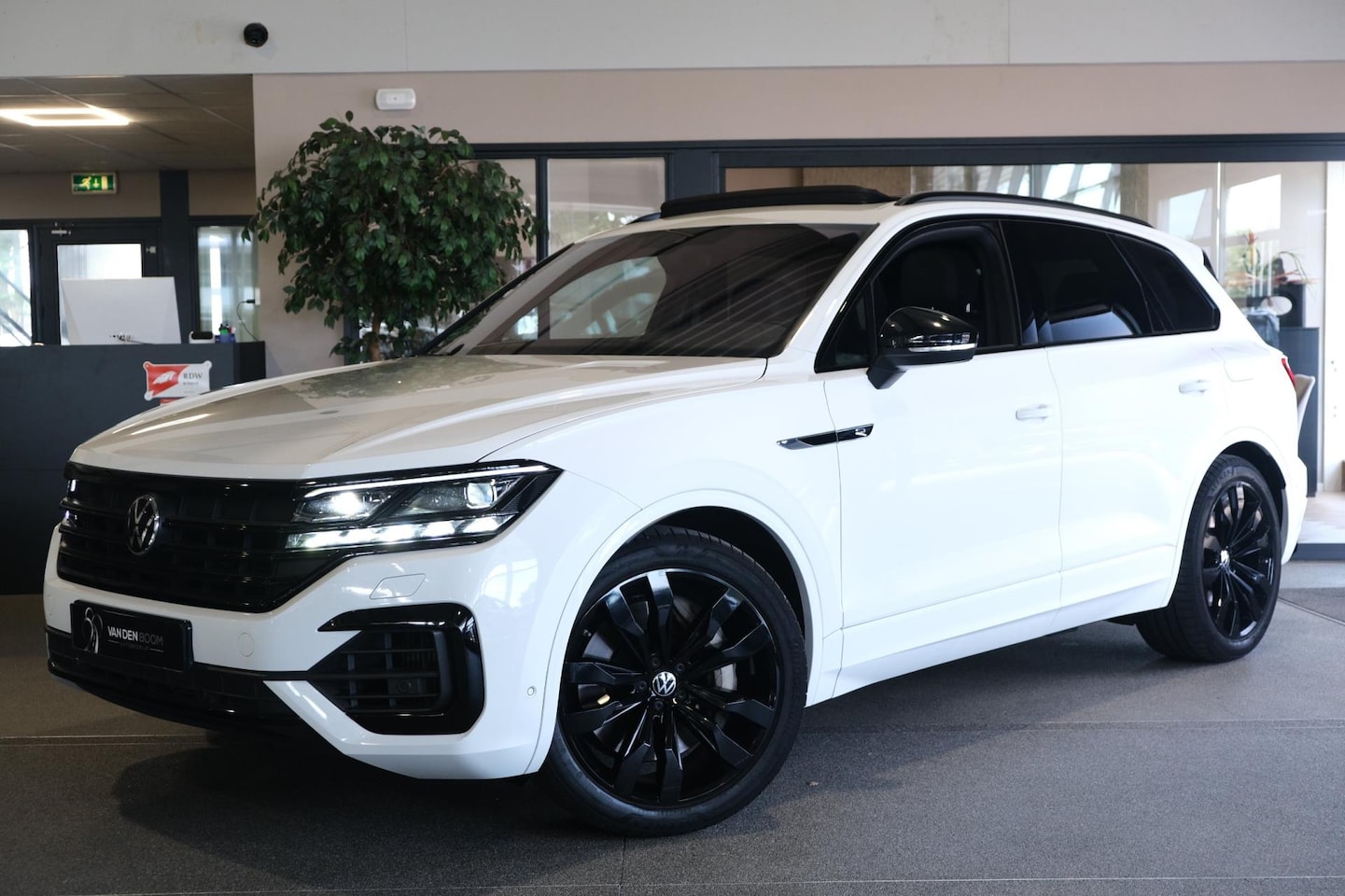 Volkswagen Touareg - 3.0 TSi eHybrid R 4MOTION 462PK Pano Lucht Leder Cam - AutoWereld.nl