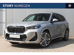 BMW iX1 - xDrive30 High Executive M Sport / Panoramadak / Trekhaak / Sportstoelen / M Adaptief onder