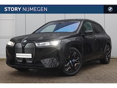 BMW iX - xDrive40 High Executive / Sportpakket / Panoramadak Sky Lounge / Trekhaak / Laserlight / S